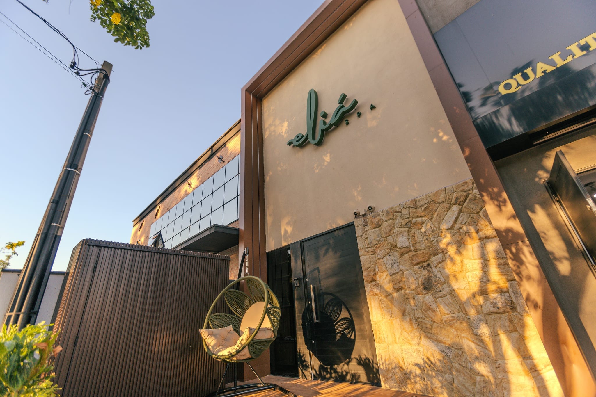 Fachada da unidade Eliá Spa, com a marca à direita da entrada