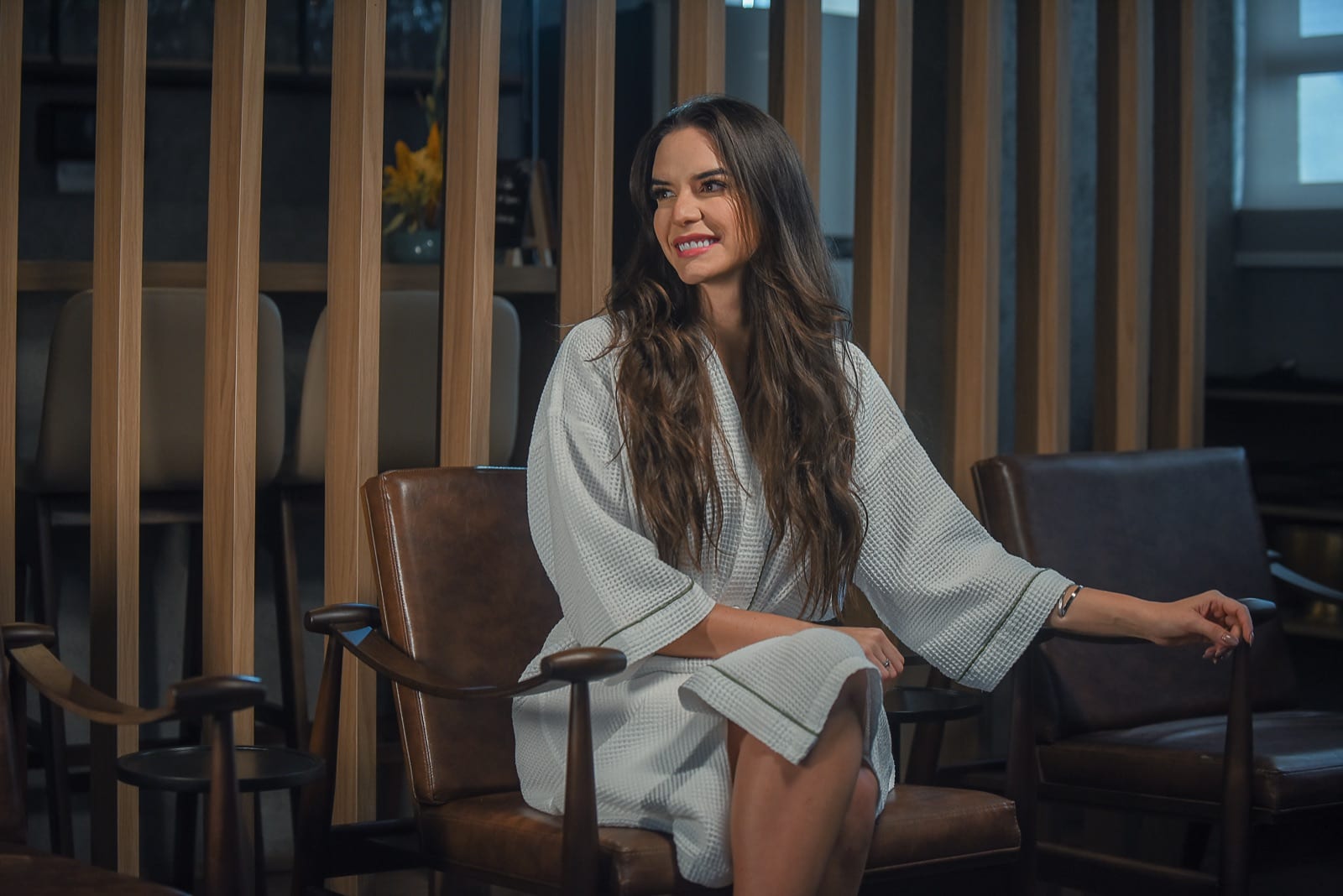 Recepção de uma unidade Eliá Spa, com painel ripado de madeira