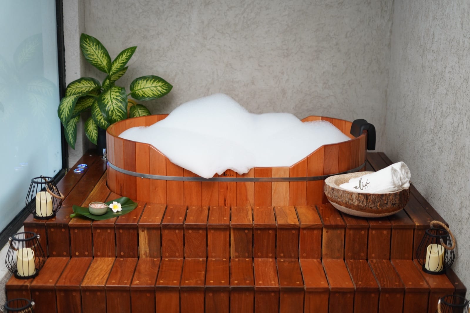 Sala de casal com ofurô de madeira preparado com espuma