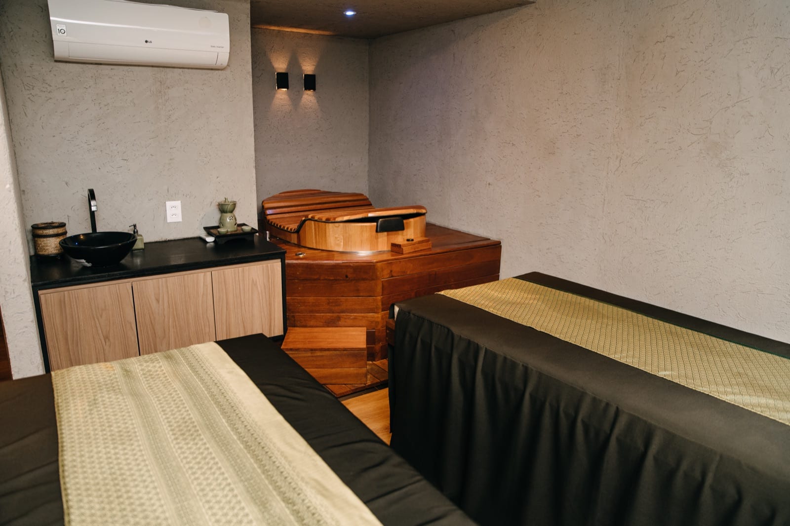 Sala individual de atendimento com maca de massagem